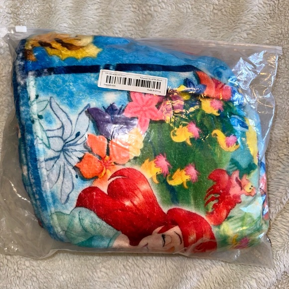 NIB Little Mermaid Fleece Blanket - Picture 8 of 9